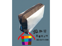 立體鉛筆袋~前後片白色~"咖啡邊"~有黑色內裡~20X5X10CM~Made In Taiwan  Z0630